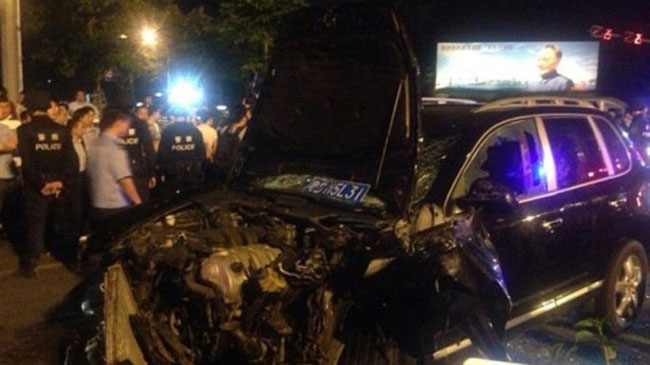 Gây tai nạn, Porsche Cayenne bị hàng chục tài xế taxi "bủa vây" 1
