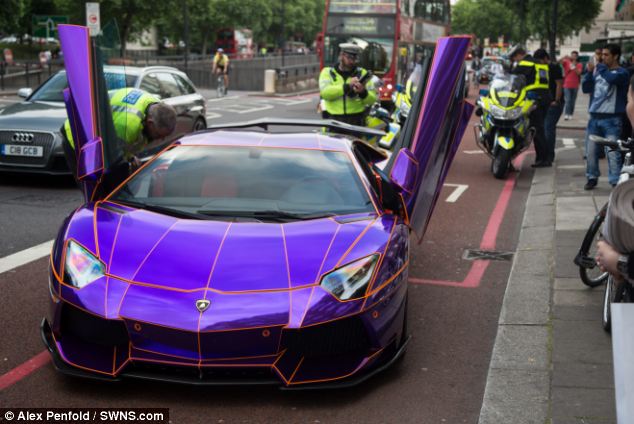 Lamborghini Aventador màu độc của Hoàng thân Qatar "lọt lưới" cảnh sát 1