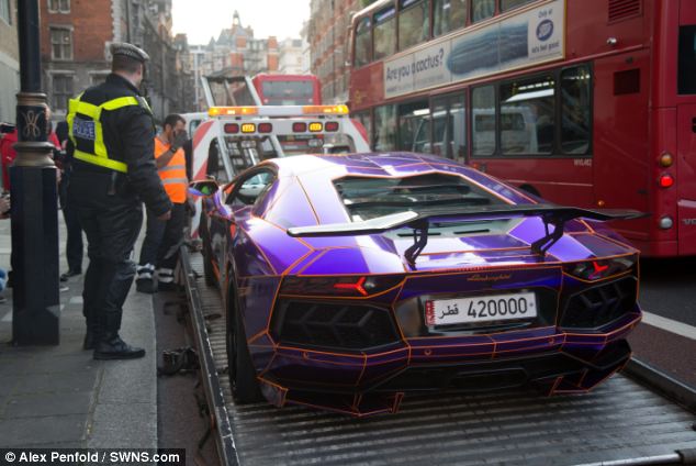 Lamborghini Aventador màu độc của Hoàng thân Qatar "lọt lưới" cảnh sát 8