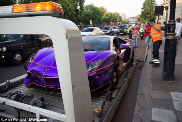 Lamborghini Aventador màu độc của Hoàng thân Qatar "lọt lưới" cảnh sát 3