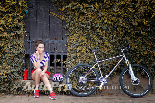 Gái trẻ khoẻ khoắn bên xe đạp 75 triệu Đồng 5