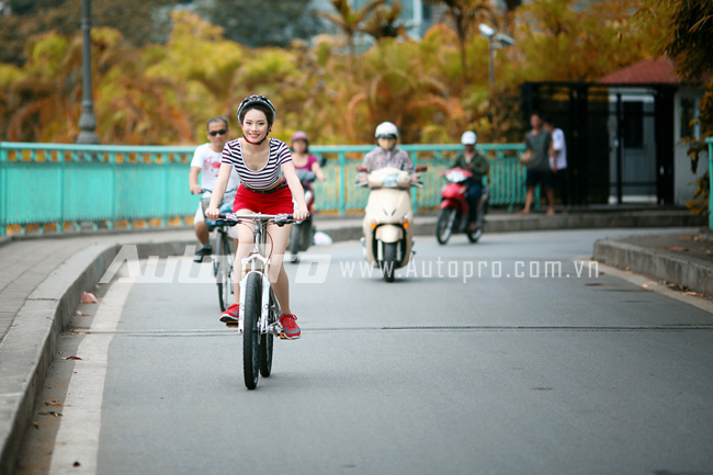 Gái trẻ khoẻ khoắn bên xe đạp 75 triệu Đồng 1