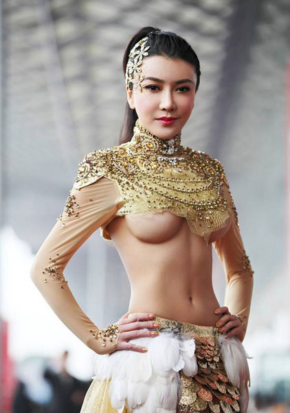 Choáng với áo che nửa ngực của người mẫu xe Trung Quốc 1
