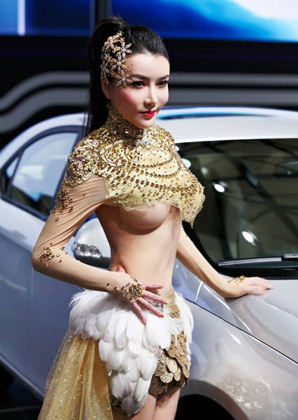 Choáng với áo che nửa ngực của người mẫu xe Trung Quốc 2