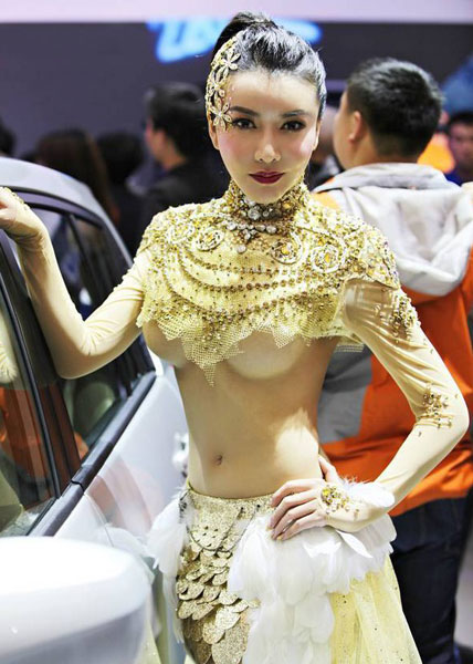 Choáng với áo che nửa ngực của người mẫu xe Trung Quốc 4