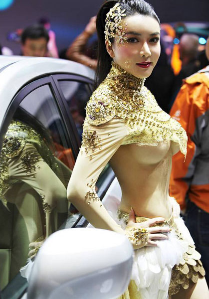 Choáng với áo che nửa ngực của người mẫu xe Trung Quốc 5