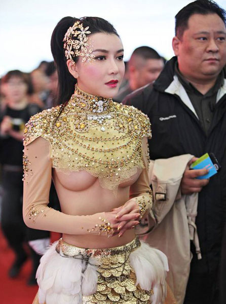 Choáng với áo che nửa ngực của người mẫu xe Trung Quốc 7
