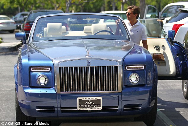 Anh rể cô Kim "siêu vòng ba" nổi bật với Rolls-Royce vàng 3