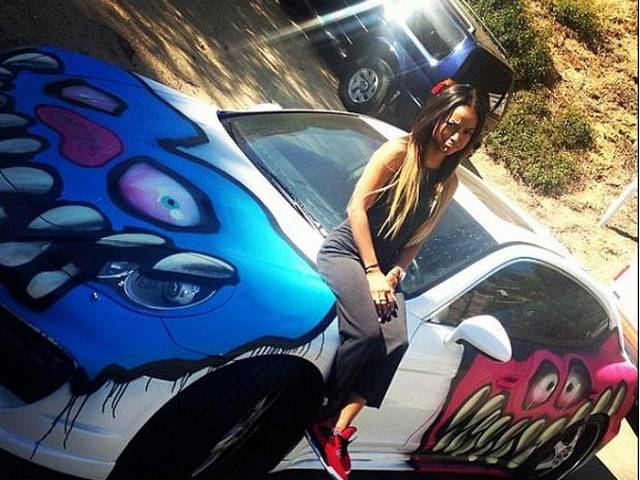 Chris Brown tự tiện "vẽ bậy" lên xe sang của bạn gái gốc Việt 1