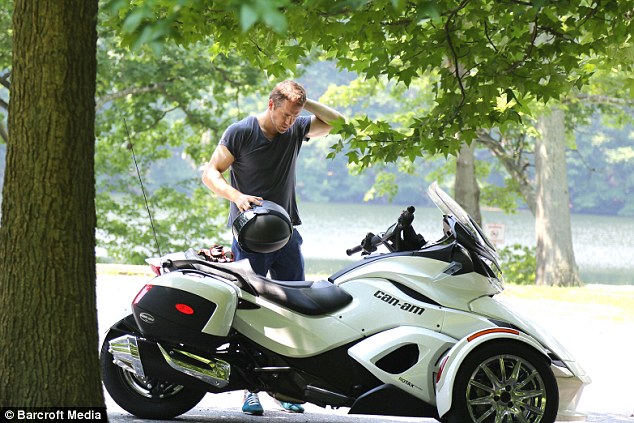 Chồng cũ của Scarlett Johansson dạo phố bằng Can-Am Spyder 4