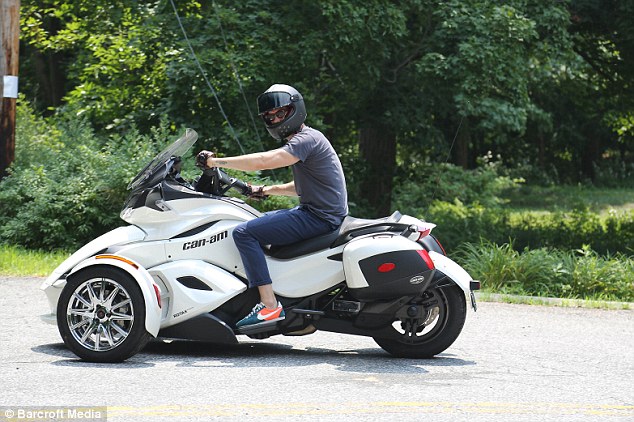 Chồng cũ của Scarlett Johansson dạo phố bằng Can-Am Spyder 5