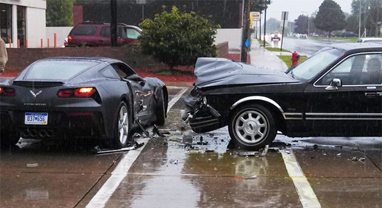 Lincoln TownCar húc ngang sườn Chevrolet Corvette Stingray 2