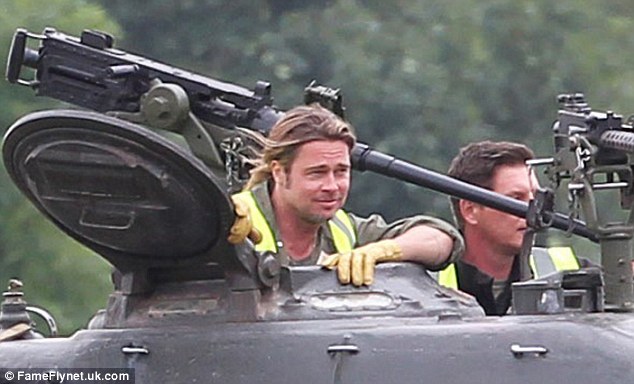 Tài tử Brad Pitt học lái xe tăng 3