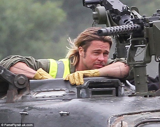 Tài tử Brad Pitt học lái xe tăng 2