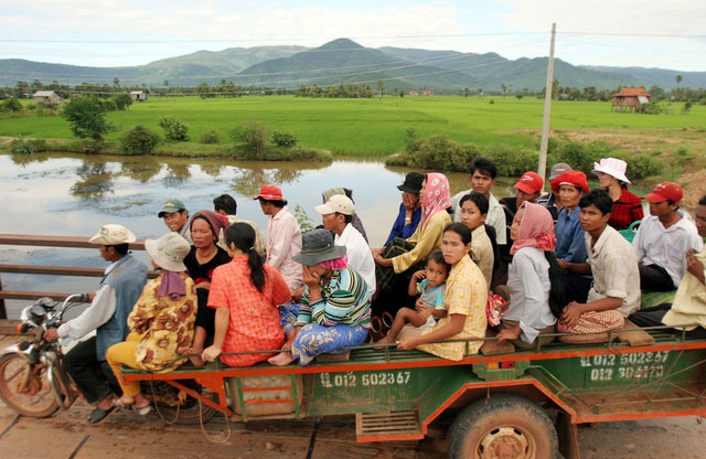 Hình ảnh gây choáng về giao thông công cộng tại châu Á 10