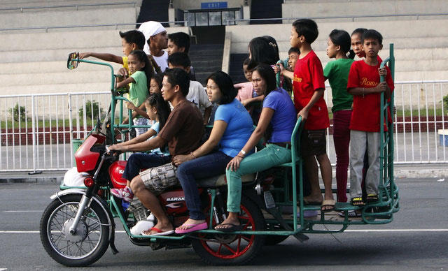 Hình ảnh gây choáng về giao thông công cộng tại châu Á 12