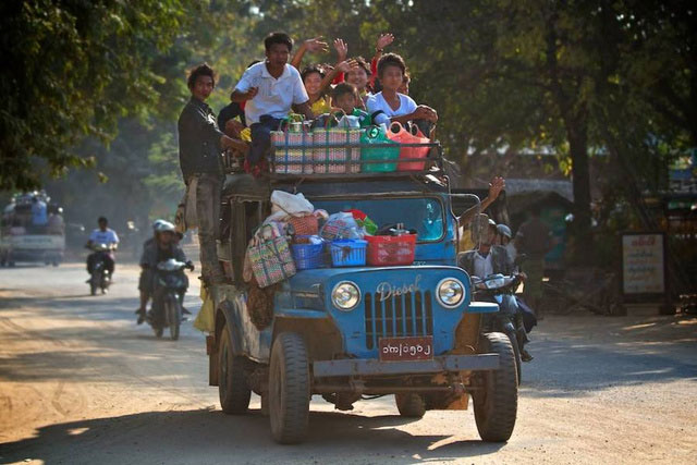 Hình ảnh gây choáng về giao thông công cộng tại châu Á 14