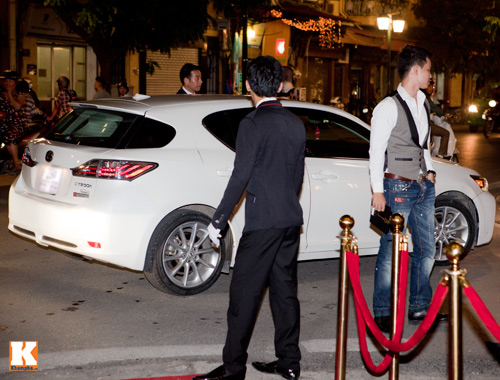 Chân dài Hồng Quế lái Lexus trắng muốt tới sự kiện 1
