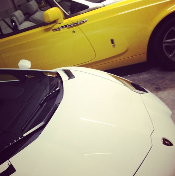 Anh rể cô Kim "siêu vòng ba" sắm Lamborghini Aventador trắng muốt 2