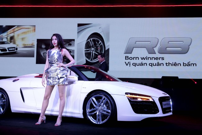 Thủy Tiên mượn siêu xe Audi R8 để đi hát 3