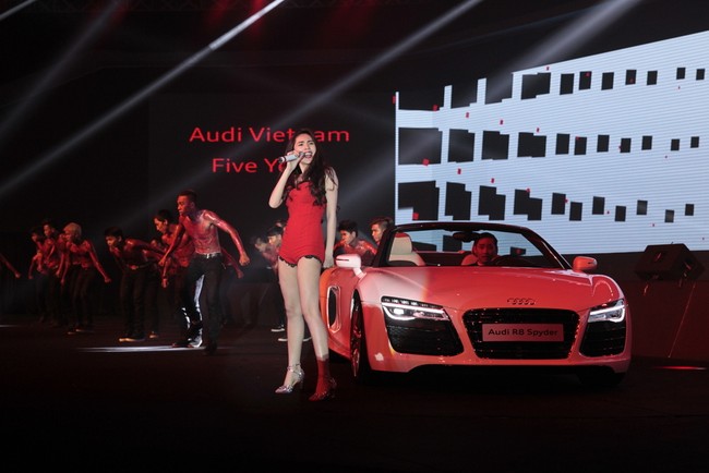 Thủy Tiên mượn siêu xe Audi R8 để đi hát 4