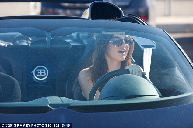 Em gái cô Kim "siêu vòng ba" tự tin cầm lái Bugatti Veyron 6