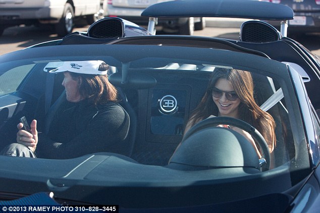Em gái cô Kim "siêu vòng ba" tự tin cầm lái Bugatti Veyron 5