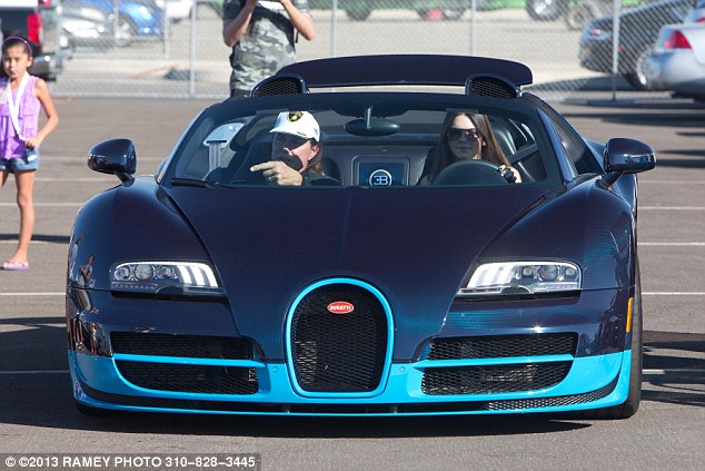 Em gái cô Kim "siêu vòng ba" tự tin cầm lái Bugatti Veyron 3