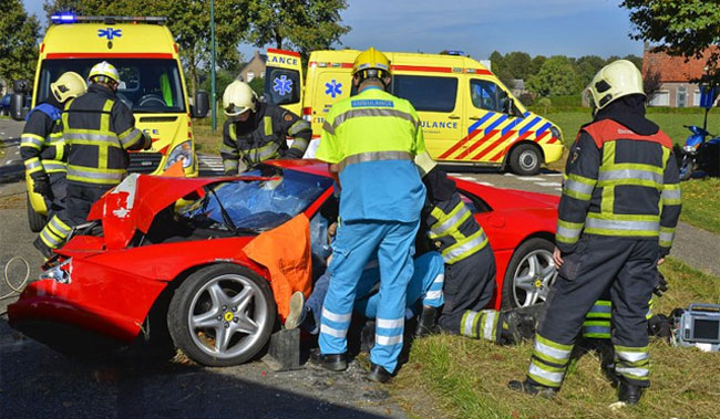 Ferrari F355 Berlinetta bị cắt mui để giải cứu hành khách 3