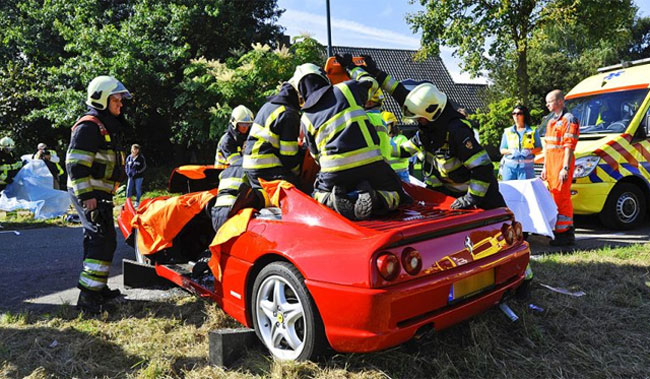 Ferrari F355 Berlinetta bị cắt mui để giải cứu hành khách 4