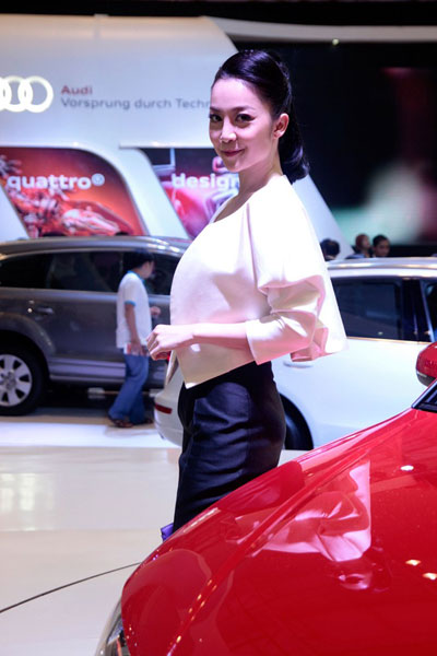 VMS 2013: Tăng Thanh  Hà và Linh Nga khoe sắc tại gian hàng Audi 10