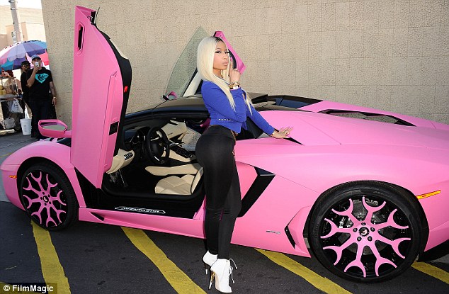 Nicki Minaj khoe siêu xe Lamborghini Aventador Roadster màu hồng 1