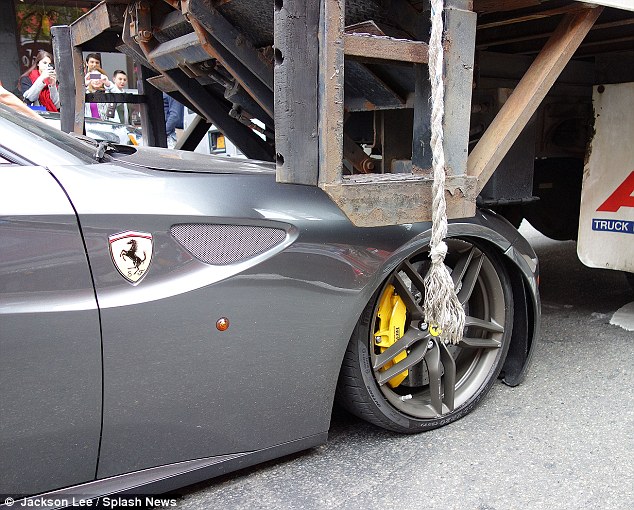Siêu xe Ferrari FF bị ôtô tải "đè đầu" 5