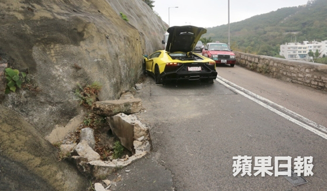Lamborghini Aventador bản đặc biệt đâm vào sườn núi 1