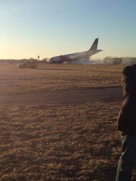 Máy bay Mỹ bị nổ lốp khi cất cánh 2