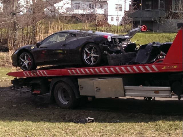 Tay lái 18 tuổi phá nát siêu xe Ferrari 458 Italia 3