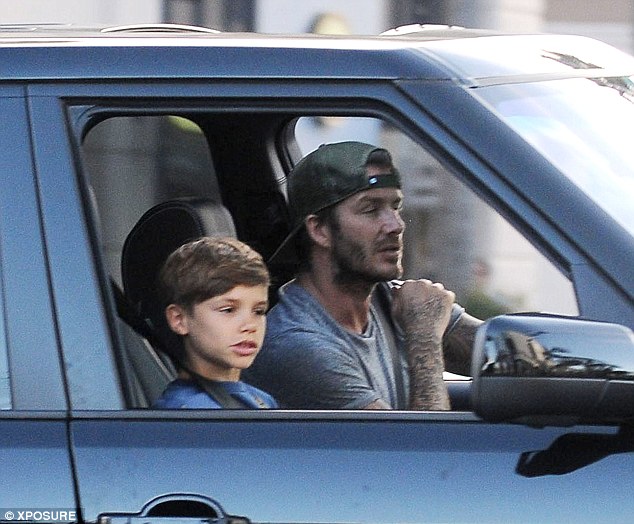 David Beckham lượn phố cùng con trai bằng Range Rover đen tuyền 1