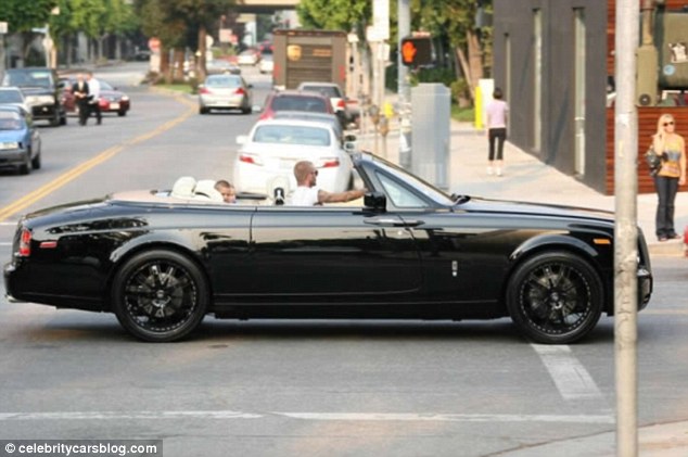 David Beckham lượn phố cùng con trai bằng Range Rover đen tuyền 3