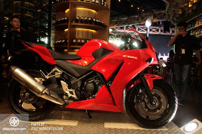 Honda CBR250R 2014 rẻ hơn "hàng hot" Yamaha R25 1