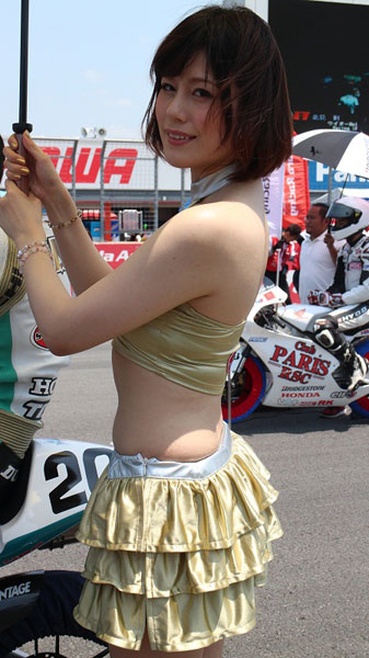 Dàn chân dài Nhật Bản khoe dáng bên đường đua môtô 21