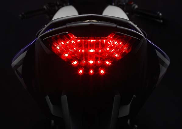 Cận cảnh Yamaha R25 phiên bản sản xuất mang dáng dấp siêu môtô 9