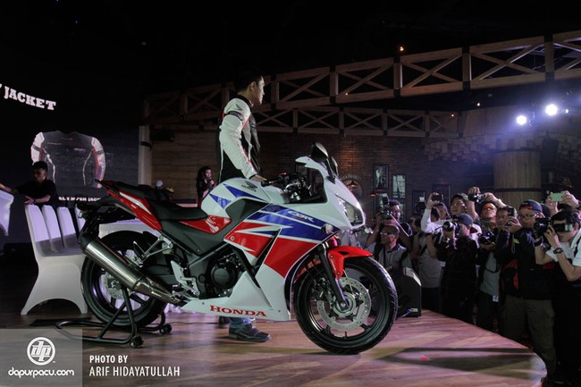 Honda lắp ráp CBR250R tại Indonesia để cạnh tranh với Yamaha R25 1