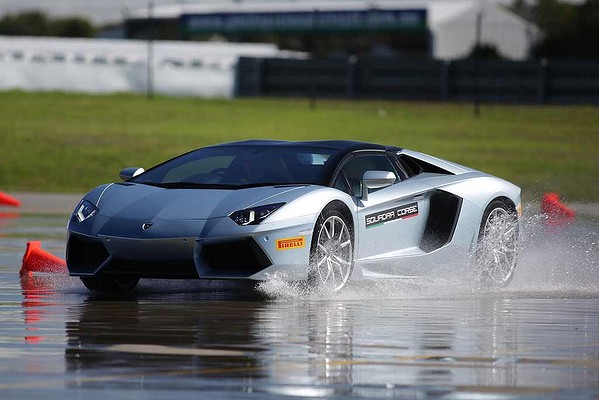 Siêu xe Lamborghini Aventador Roadster bốc cháy trong buổi họp báo 2