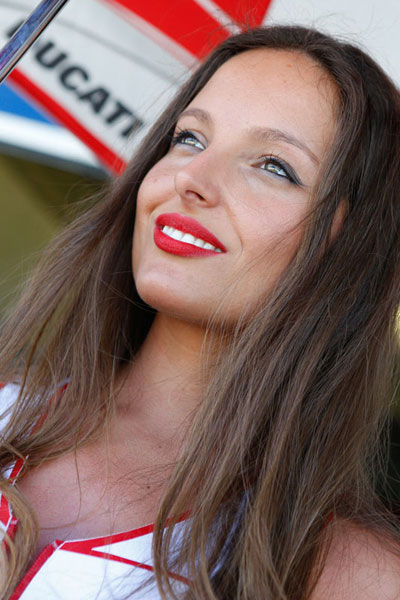 "Hot girl" tràn ngập đường đua MotoGP xứ bò tót 24