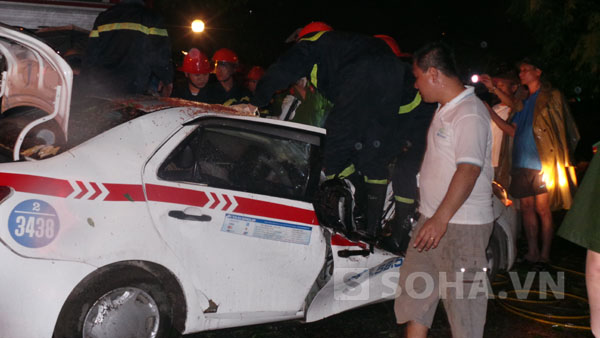 Dừng đèn đỏ, tài xế taxi tử vong tại chỗ vì cây đổ trúng xe 2