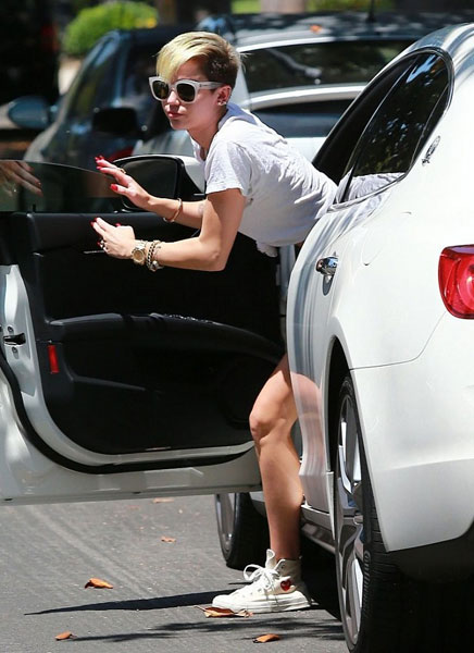 "Gái hư" Miley Cyrus bị ăn trộm xe sang Maserati 1