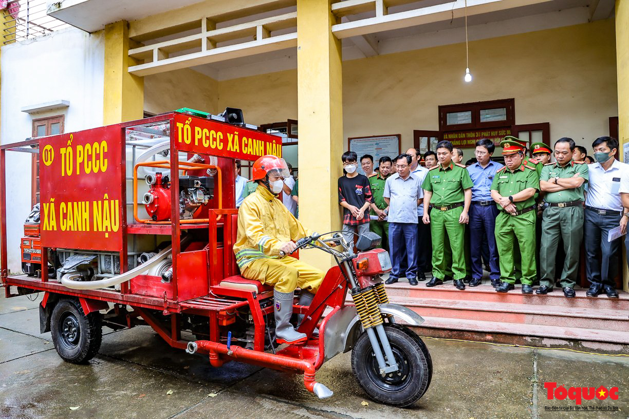 Hà Nội: Mô hình xe ba gác phòng cháy chữa cháy len lỏi ngõ nhỏ dập tắt 'bà hỏa' ở làng nghề - Ảnh 2.