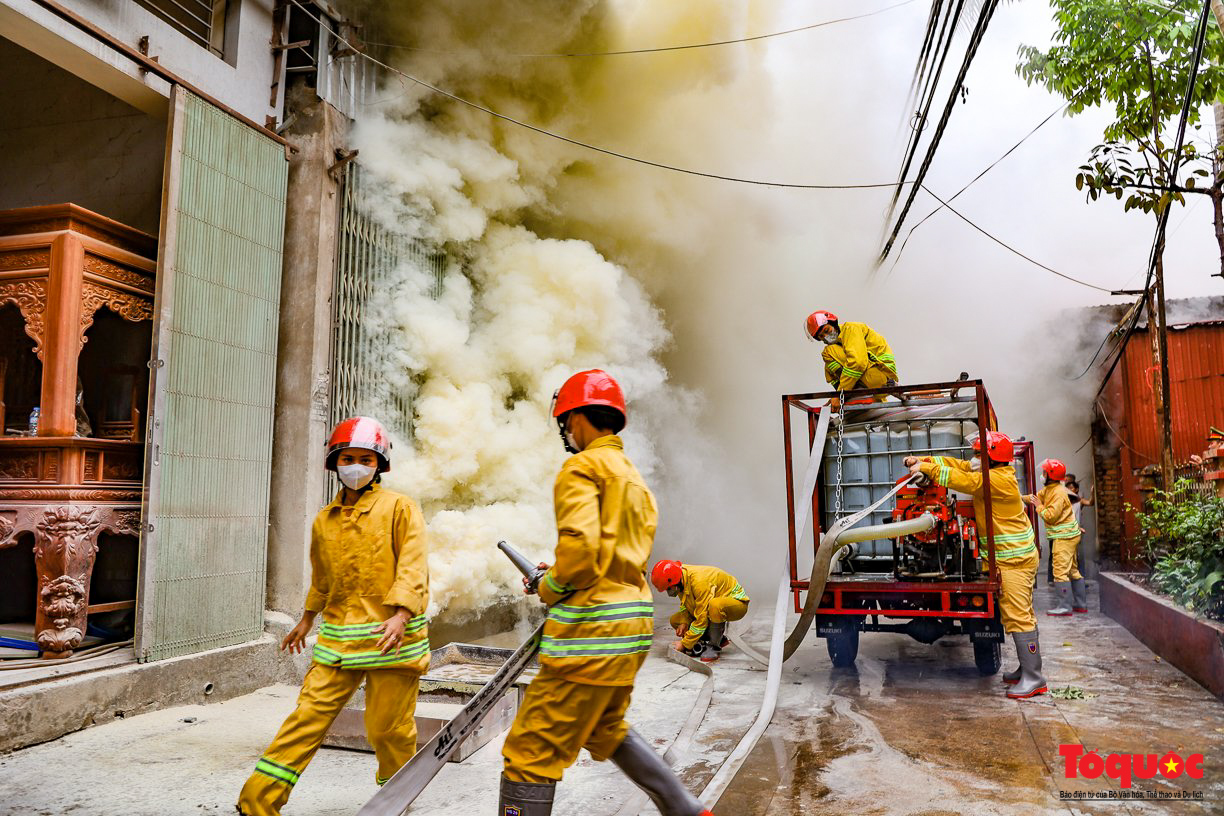 Hà Nội: Mô hình xe ba gác phòng cháy chữa cháy len lỏi ngõ nhỏ dập tắt 'bà hỏa' ở làng nghề - Ảnh 10.