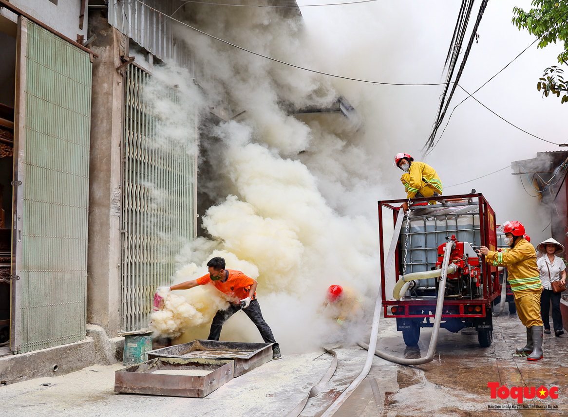 Hà Nội: Mô hình xe ba gác phòng cháy chữa cháy len lỏi ngõ nhỏ dập tắt 'bà hỏa' ở làng nghề - Ảnh 12.