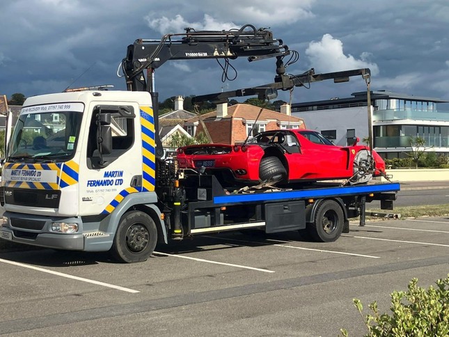Ferrari Enzo gặp nạn trên đường giao tới chủ nhân mới - Ảnh 2. Ferrari Enzo gặp nạn trên đường giao tới chủ nhân mới - Ảnh 2.